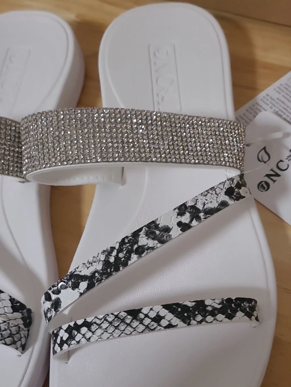 NC AI chic white